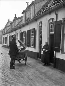 400106 Afbeelding van broodbezorger B.J. Nijenhuis met zijn broodkar bij de Bruntskameren aan het Lepelenburg te ...